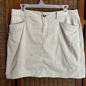 Eddie Bauer skorts. *Generous* Sz 6. Approx 34” waist. Cool fabric.